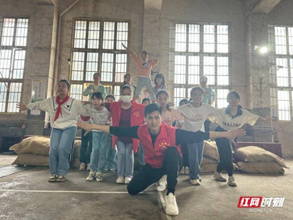 个人配资炒股配资 湖南交通工程学院教师何学成：乡村孩子的“艺术童伴”